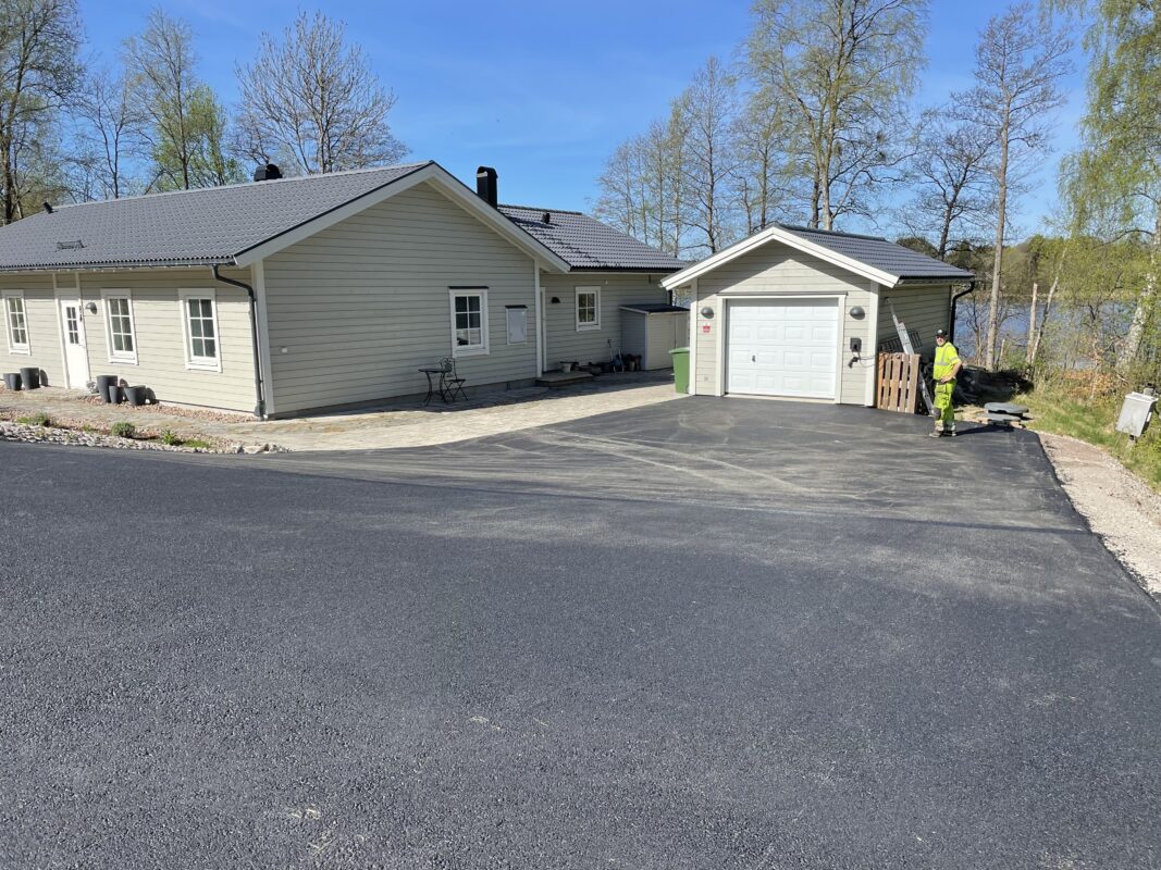 Asfalterad garageuppfart utförd av Asfaltskompaniet i Borås