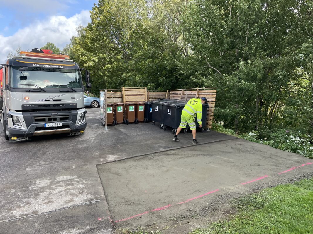 Pågående utbyggnad av miljöstation - ytan hårdgjord med grus innan asfaltering