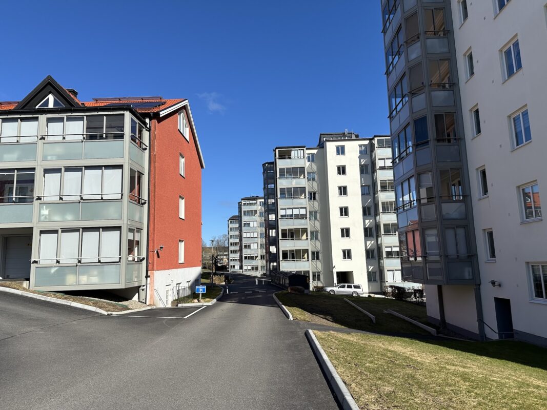 Helhetslösning för BRF i Borås med nylagd asfalt, snygg kantsten och fartdämpande farthinder utfört av Asfaltskompaniet.